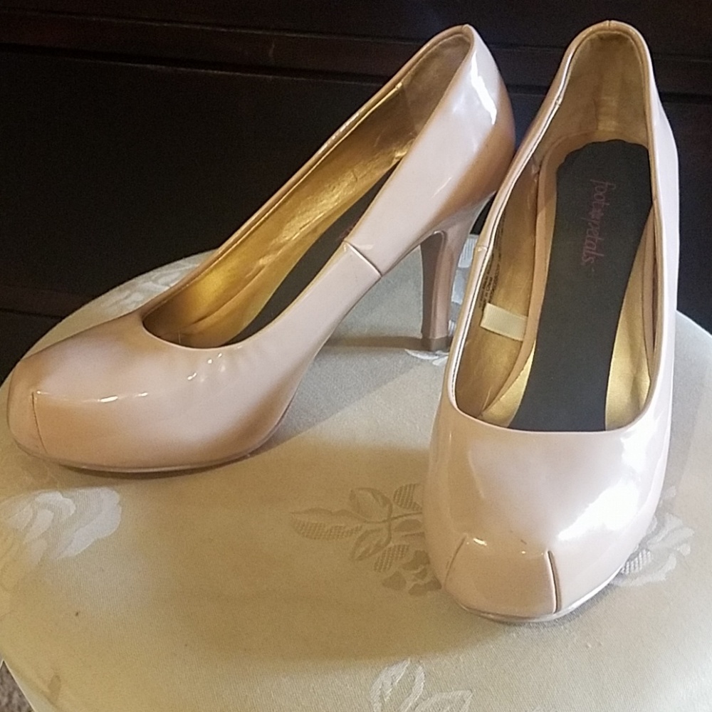 Nude color heels size 7